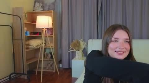 Snapshot of dessiehollembaek chatting on October 28, 1:28 pm kristine online show from October 28, 1:28 pm