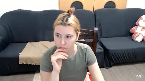 Snapshot of dianasmiey7 chatting on March 11, 9:56 am dianasmiey7 online show from March 11, 9:56 am