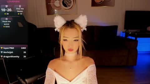 Reina online show from April 4, 4:39 pm