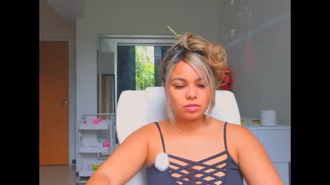 diosadeluniverso_ online show from March 29, 4:39 pm