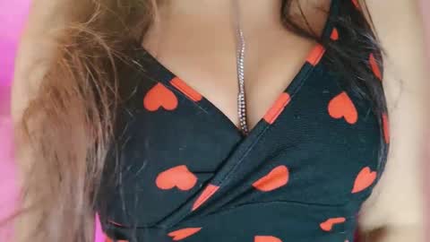 DivineLynn online show from April 9, 1:05 pm