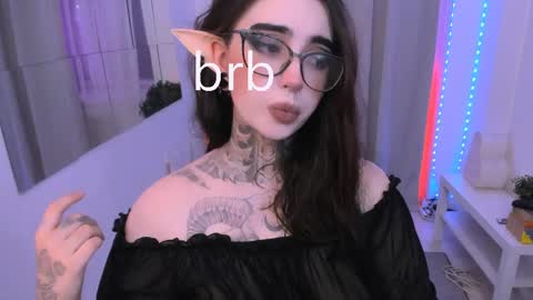 dixipixi_ online show from June 7, 7:04 am