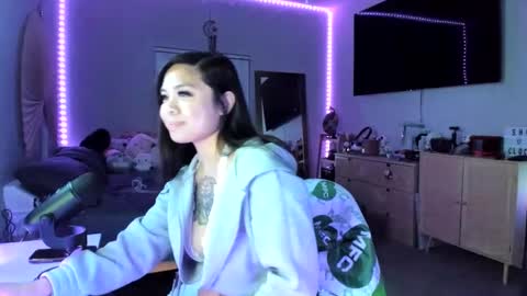 DOLLLFACE online show from March 4, 7:30 am