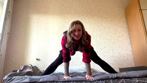 Mia online show from April 6, 8:15 am