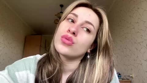 Mia online show from April 16, 8:03 am