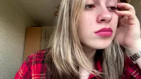 Mia online show from April 14, 8:36 am