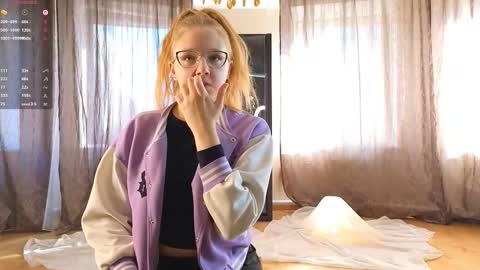 Snapshot of domoniqueepperley chatting on October 20, 9:01 am Macy online show from October 20, 9:01 am