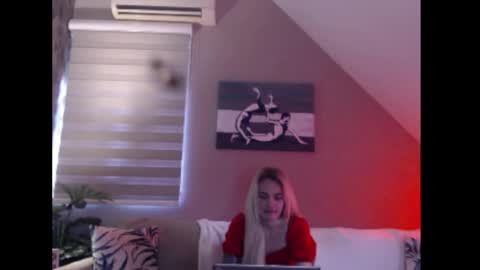 A girl online show from December 4, 8:27 am