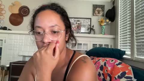 RIRI OR DREAMY online show from March 22, 6:25 pm