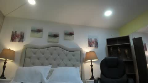 Dulce Mia  online show from July 21, 7:36 pm