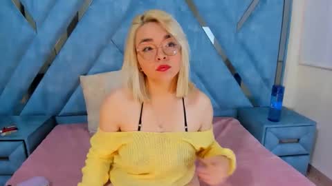 Snapshot of eily_blunts chatting on October 13, 8:00 pm Eily online show from October 13, 8:00 pm