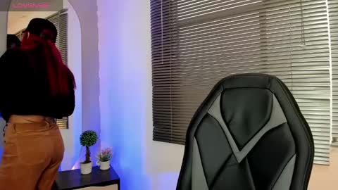 Elaia online show from February 17, 1:11 pm