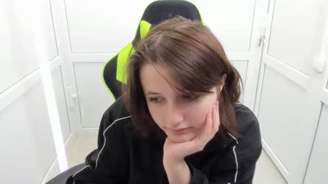 Evie online show from April 20, 7:00 am