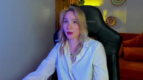 elaravoltage online show from April 22, 2:52 am