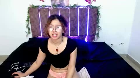 Snapshot of elarose723 chatting on October 16, 4:53 pm elarose723 online show from October 16, 4:53 pm