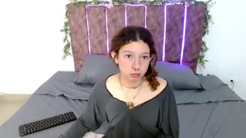 Snapshot of elarose723 chatting on October 10, 2:11 pm elarose723 online show from October 10, 2:11 pm