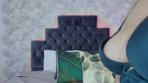 Elizabeth online show from April 15, 9:04 pm