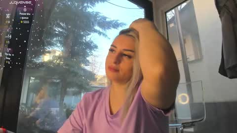 ella_vee online show from March 4, 5:58 am