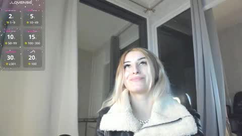 ella_vee online show from November 3, 4:05 am