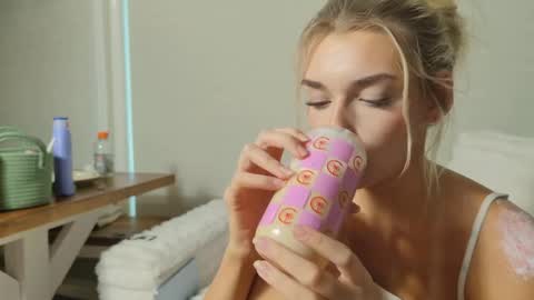 ellalowe online show from April 18, 9:15 pm