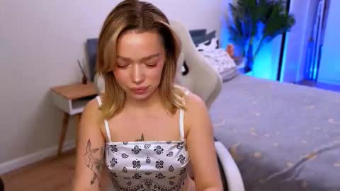 Ella online show from December 19, 5:43 am