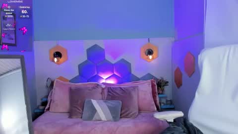 Snapshot of ellie_jhonson_ chatting on December 31, 1:19 pm  Ellie Jhonson  online show from December 31, 1:19 pm