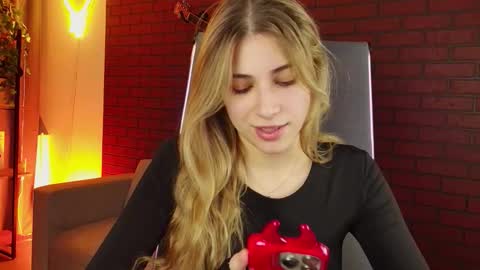 elliecutes online show from December 2, 9:11 am