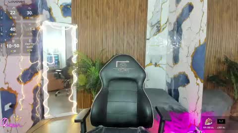 ellis_tay online show from April 18, 7:40 pm