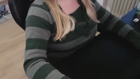 Snapshot of elly_petite chatting on October 22, 4:23 pm Elly online show from October 22, 4:23 pm