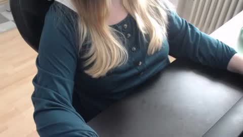 Snapshot of elly_petite chatting on October 18, 9:34 am Elly online show from October 18, 9:34 am