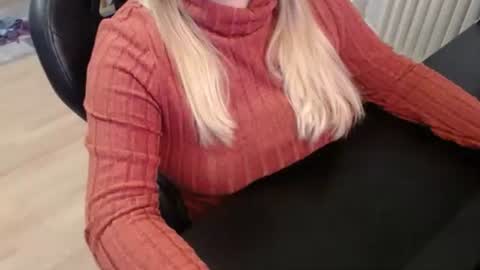 Snapshot of elly_petite chatting on October 15, 5:37 pm Elly online show from October 15, 5:37 pm