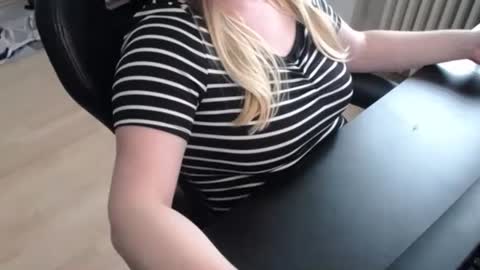 Snapshot of elly_petite chatting on September 21, 8:13 am Elly online show from September 21, 8:13 am