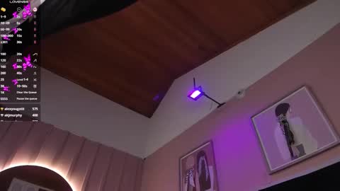 Elodie  online show from December 4, 12:40 pm