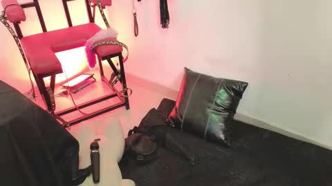 elowen_halley1 online show from January 5, 7:39 pm