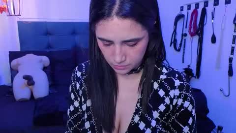 elowen_halley1 online show from November 3, 5:55 am
