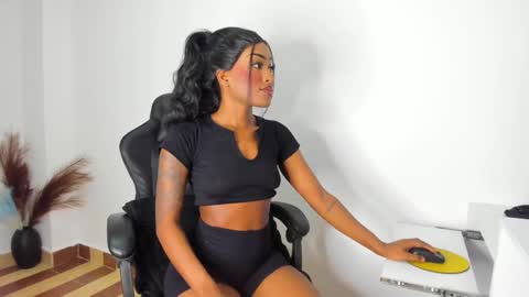 Snapshot of emattaylor chatting on January 10, 11:11 am . online show from January 10, 11:11 am