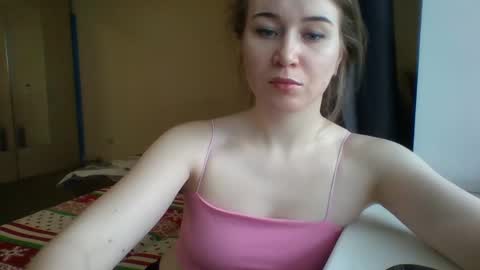 emeraldswan_ online show from March 11, 7:35 am