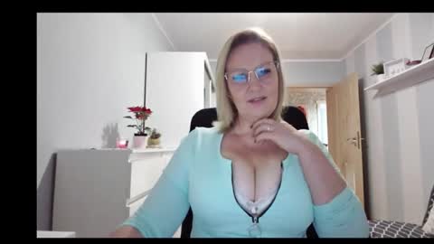 EmillyLove online show from December 19, 9:12 am