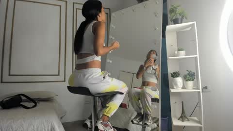 emily_gaviria1 online show from April 9, 12:10 pm