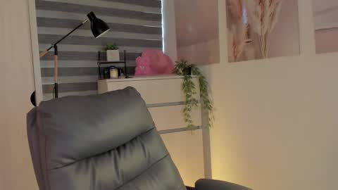 EmilyKenner  Independent model  online show from October 31, 1:26 pm