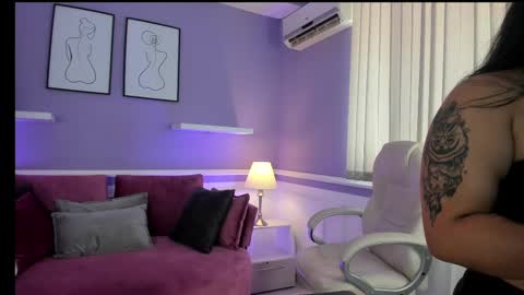 emma__walkerr_ online show from February 13, 7:10 pm