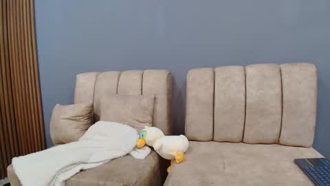 emma_and_aysha online show from December 20, 11:42 pm