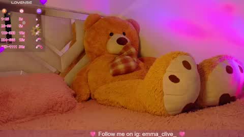 Snapshot of emma_clive chatting on October 1, 1:32 am Emma online show from October 1, 1:32 am