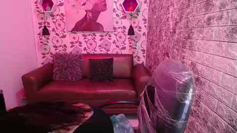 Snapshot of emma_garciaa_ chatting on February 17, 3:15 am emma online show from February 17, 3:15 am