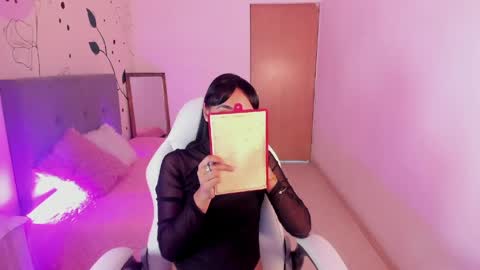 emma_rouxx online show from April 11, 7:17 pm