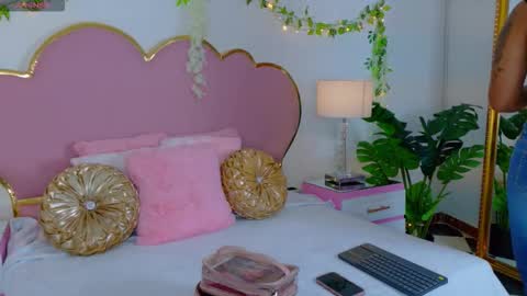 Snapshot of emmacrush chatting on October 21, 8:46 pm Welcome Im yosein Your love is my passion activate it with your tips and enjoy with me online show from October 21, 8:46 pm