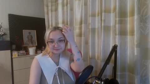 emmanoir_ online show from February 27, 4:10 pm