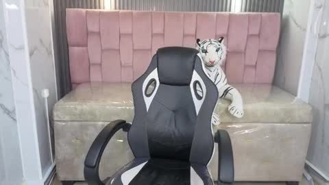 Erika online show from April 9, 8:14 pm