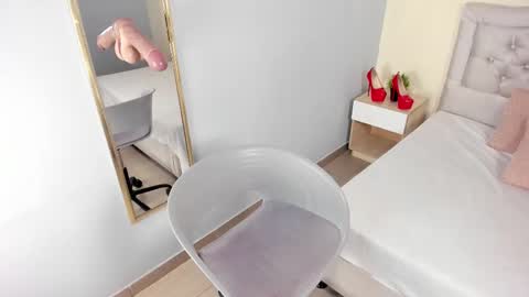 Escarlet online show from March 6, 6:25 pm