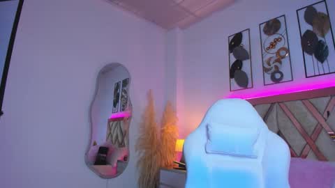 Estrella  online show from February 9, 12:51 pm